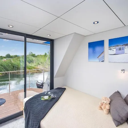2 Bedroom Stunning Ship In 3* Blotnik