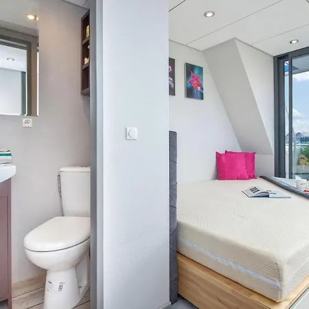 Botel 2 Bedroom Stunning Ship In 3*