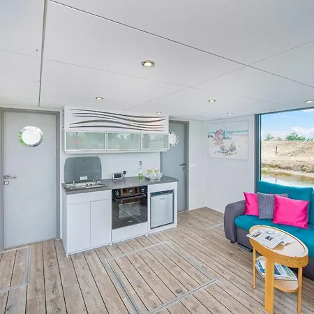 Beautiful Ship In With Wifi