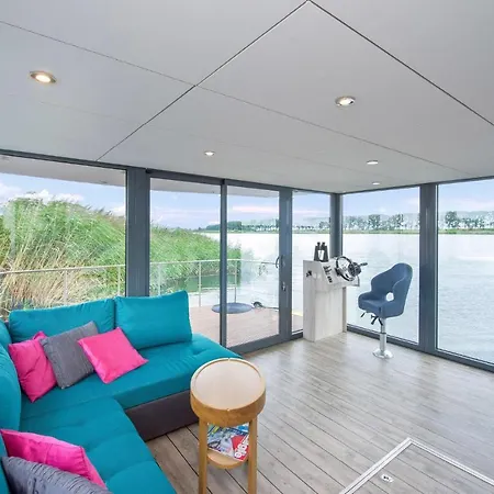 Beautiful Ship In With Wifi 船屋