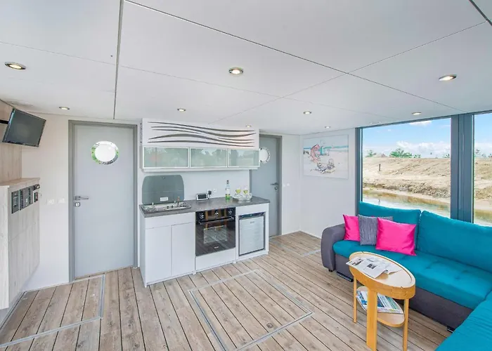 Beautiful Ship In With Wifi