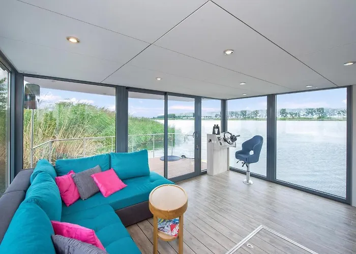 Beautiful Ship In With Wifi 船屋